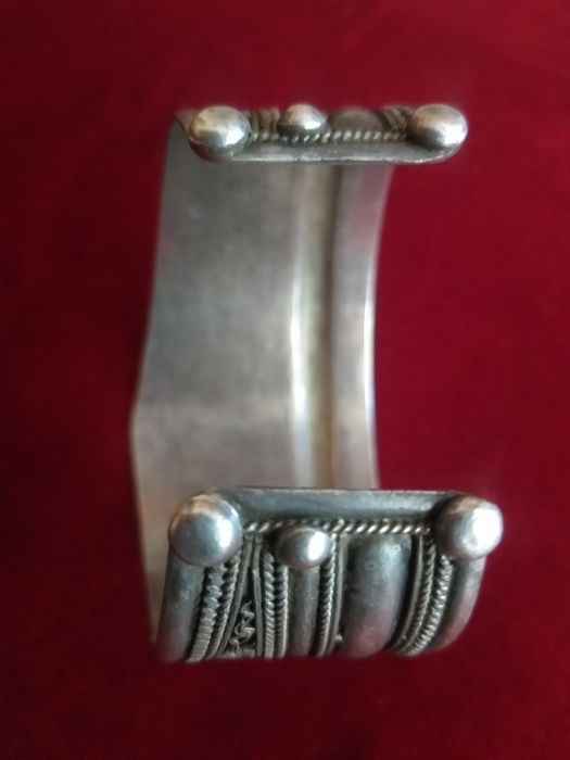 Vand o piesă veche din argint