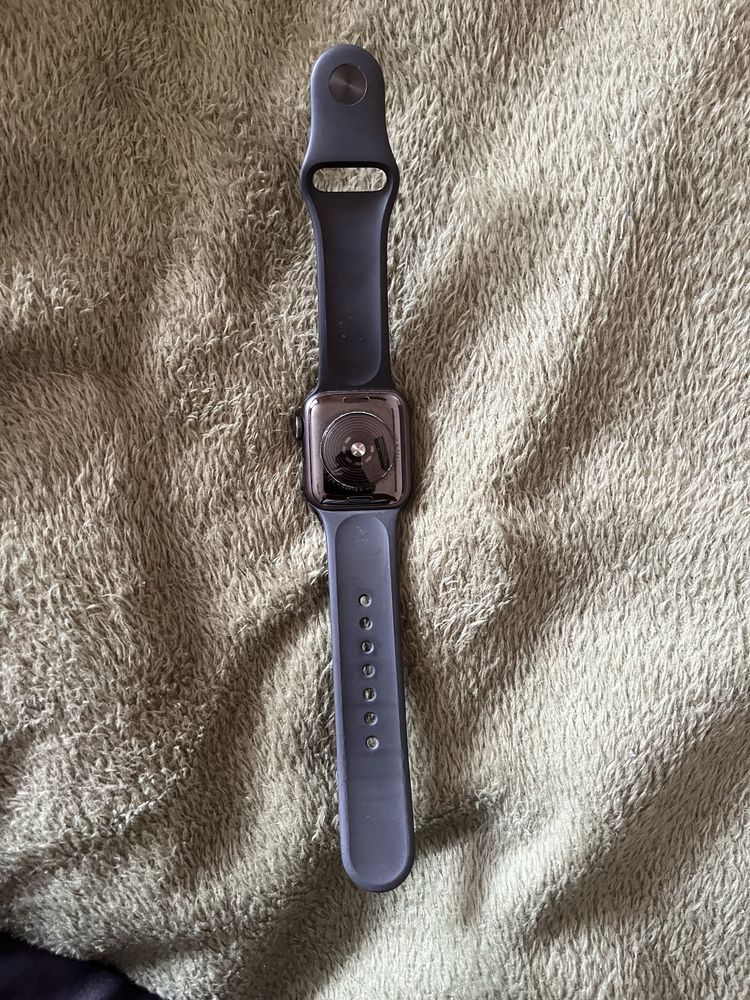 Apple watch SE смарт часовник