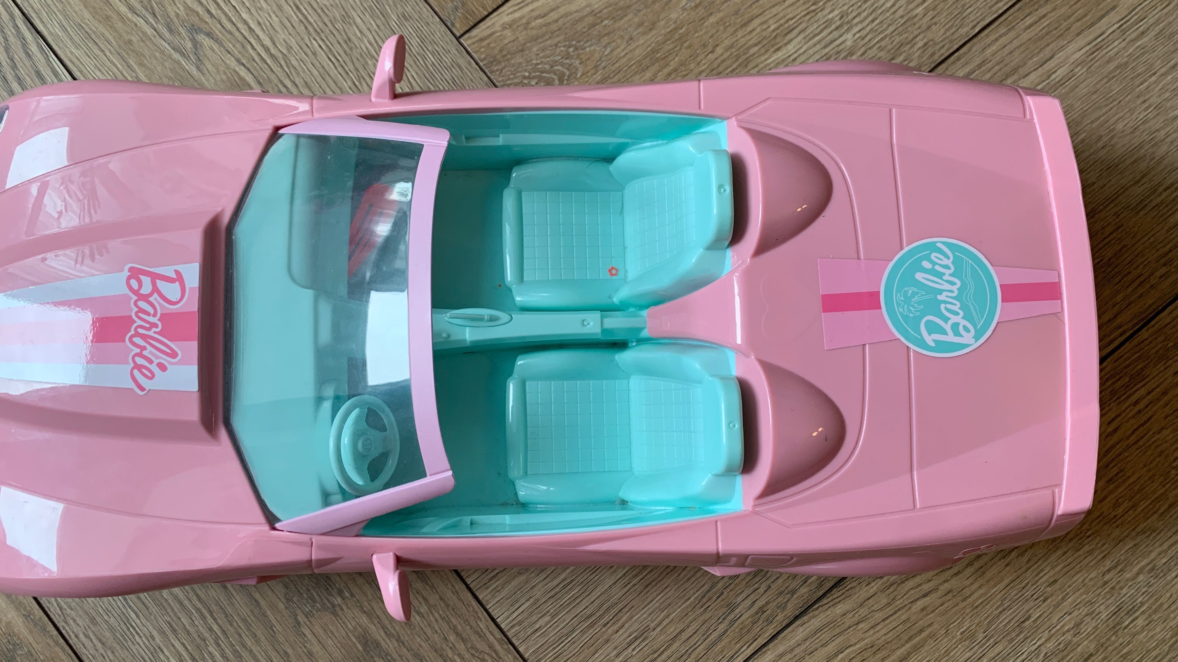 Mașina cu telecomanda Barbie