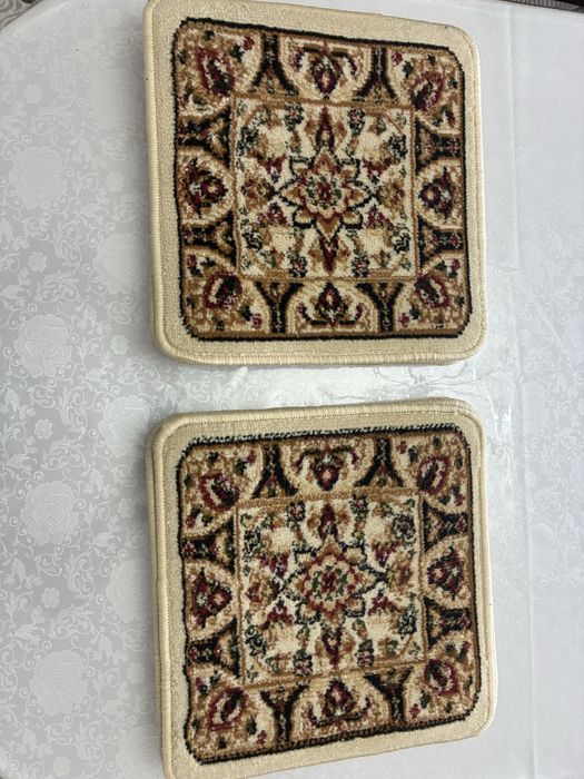 Столы и стулья.