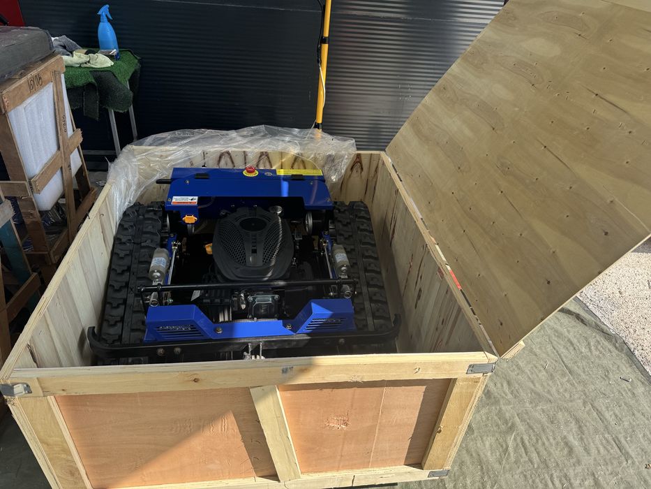 Cositoare robot pe senile cu lama zapada