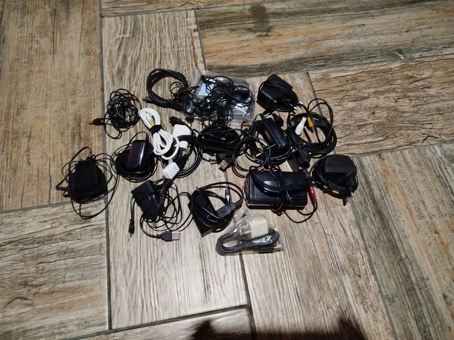 Продам зарядки, наушники.