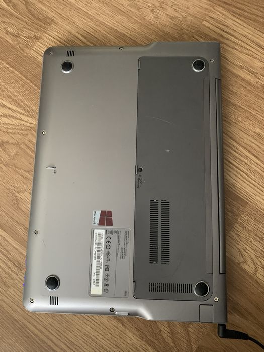 Laptop Samsung Slim display 13,3 led,320gb mem,4gb ram,baterie buna.