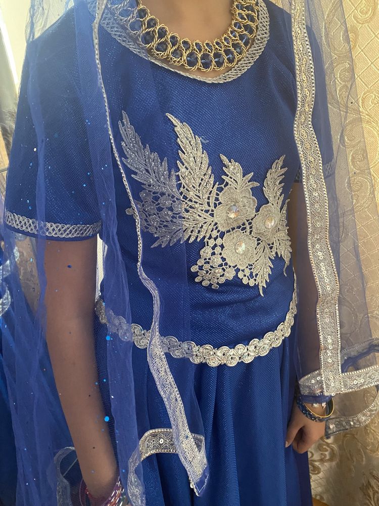 Индийское платье вместе с украшениями
