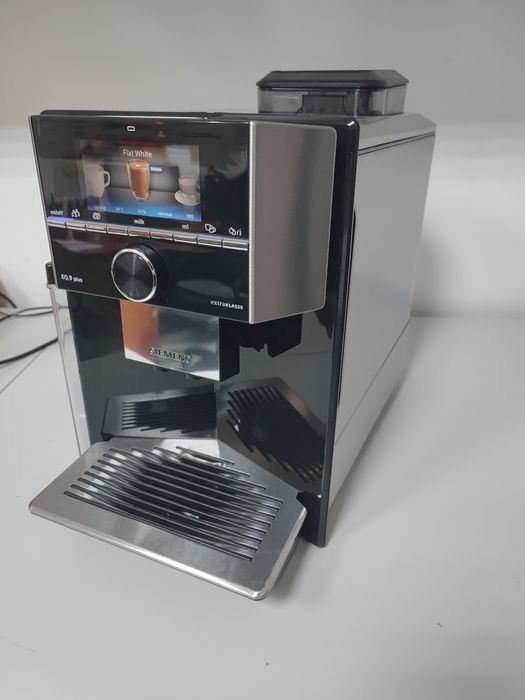 Espresor Siemens EQ 9 Plus ExtraKlasse cu ecran color si cana lapte