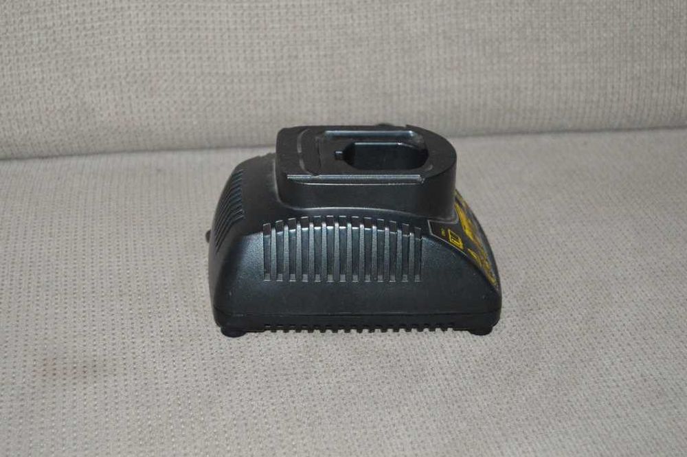 Dewalt DE9118 incarcator acumulatori 230v output 7.2-14.4v