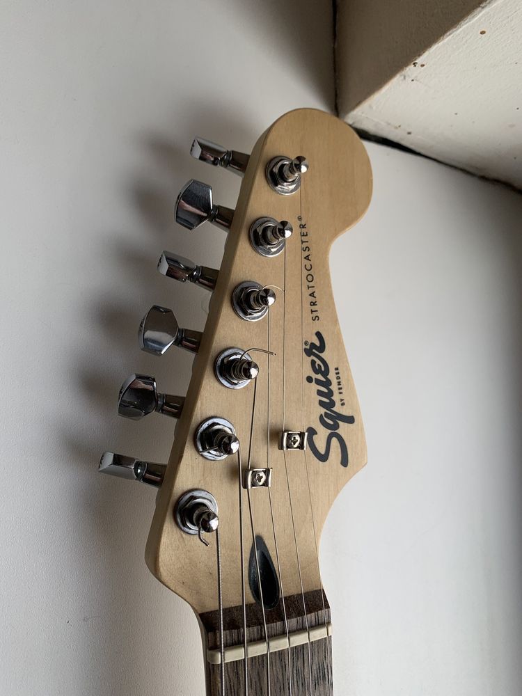 Fender Squier Stratocaster электрогитара + чехол Fender