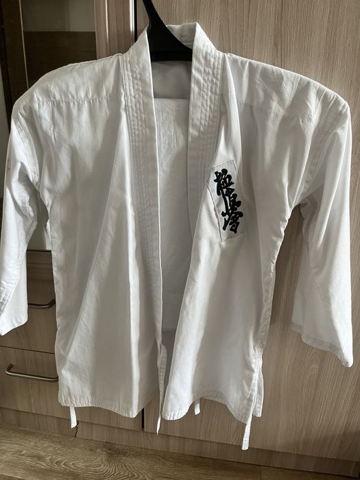 Продам форму для каратэ со всем в комплекте в одни руки.