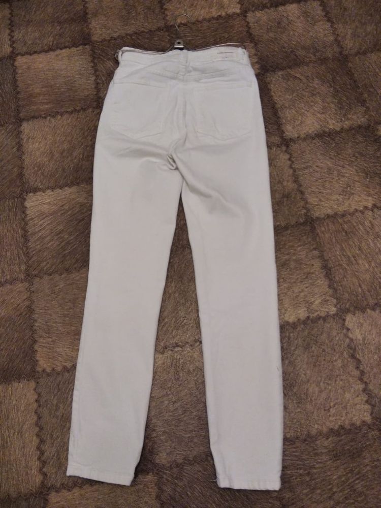 Белые джинсы Zara