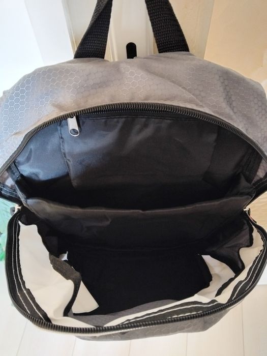 Чисто нова раница, две прегради отвътре, джобчета отстрани