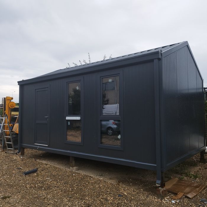 Depozit de panouri sandwich,accesorii si case pe structura metalica