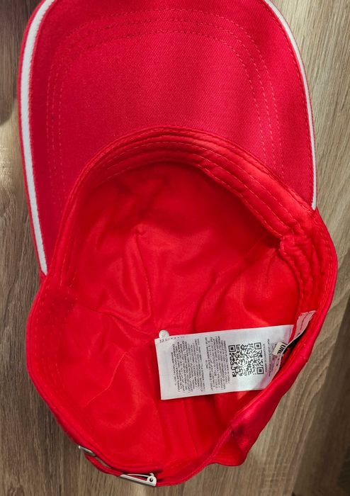 Шапка с козирка Guess