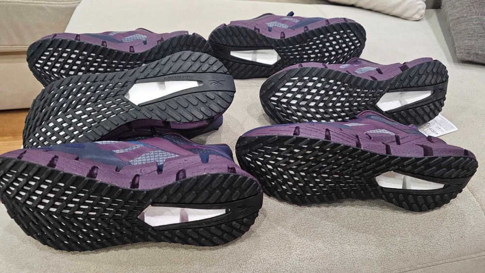 Продава 3 чифта чисто нови маратонки 38 _ 2бр., 37 _ 1бр.