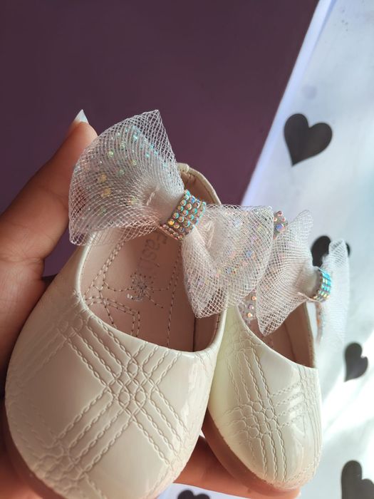 Sandale impecabile cu fundiţe