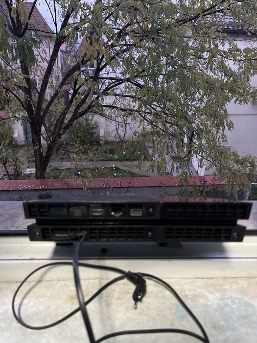 PS4 împreună cu un controler