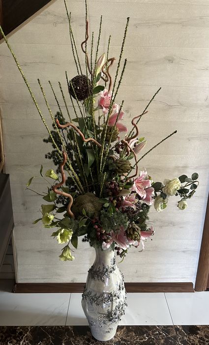 Продам вазу  ручной работы с  искусственным декором