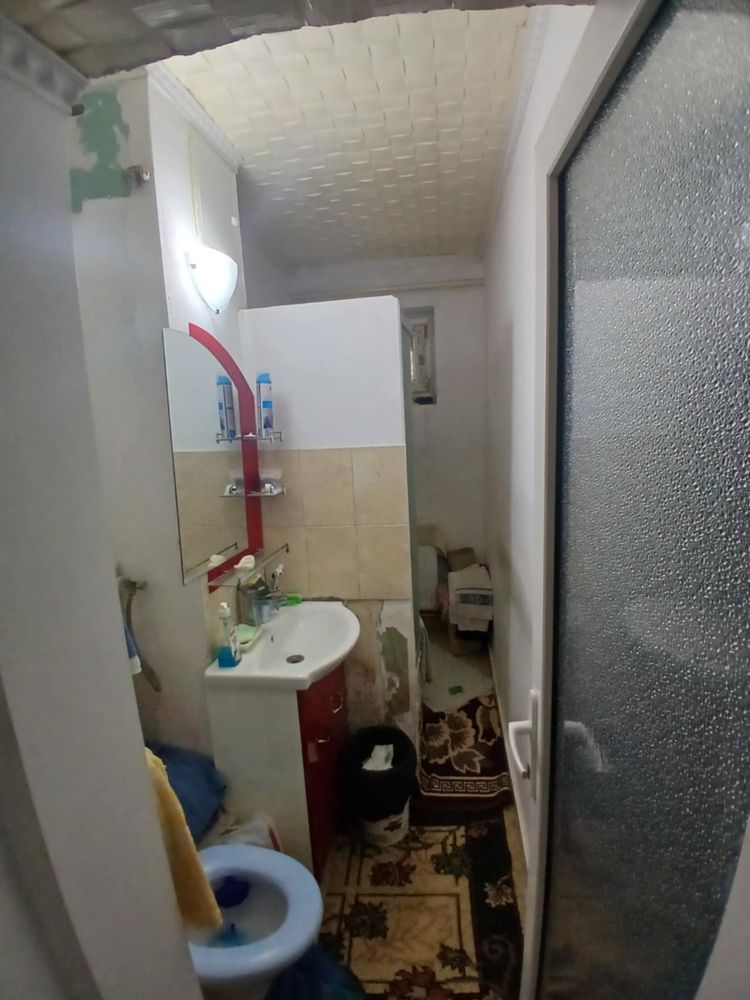 Vând apartament cu 2 camere,hol,bucatarie,baie,balcon