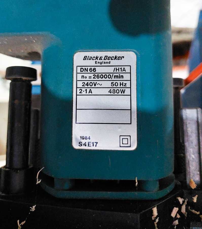 Оберфреза Black&Decker + Маса за оберфреза WorkZone
