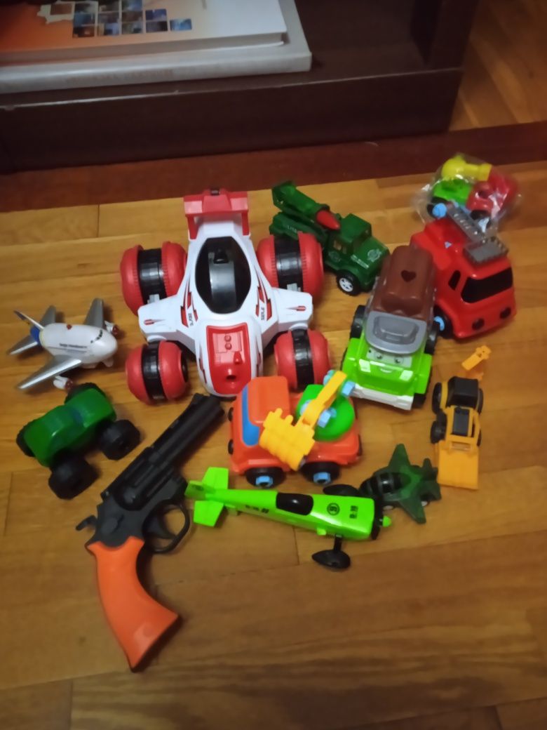 Машинки/игрушки для мальчика.