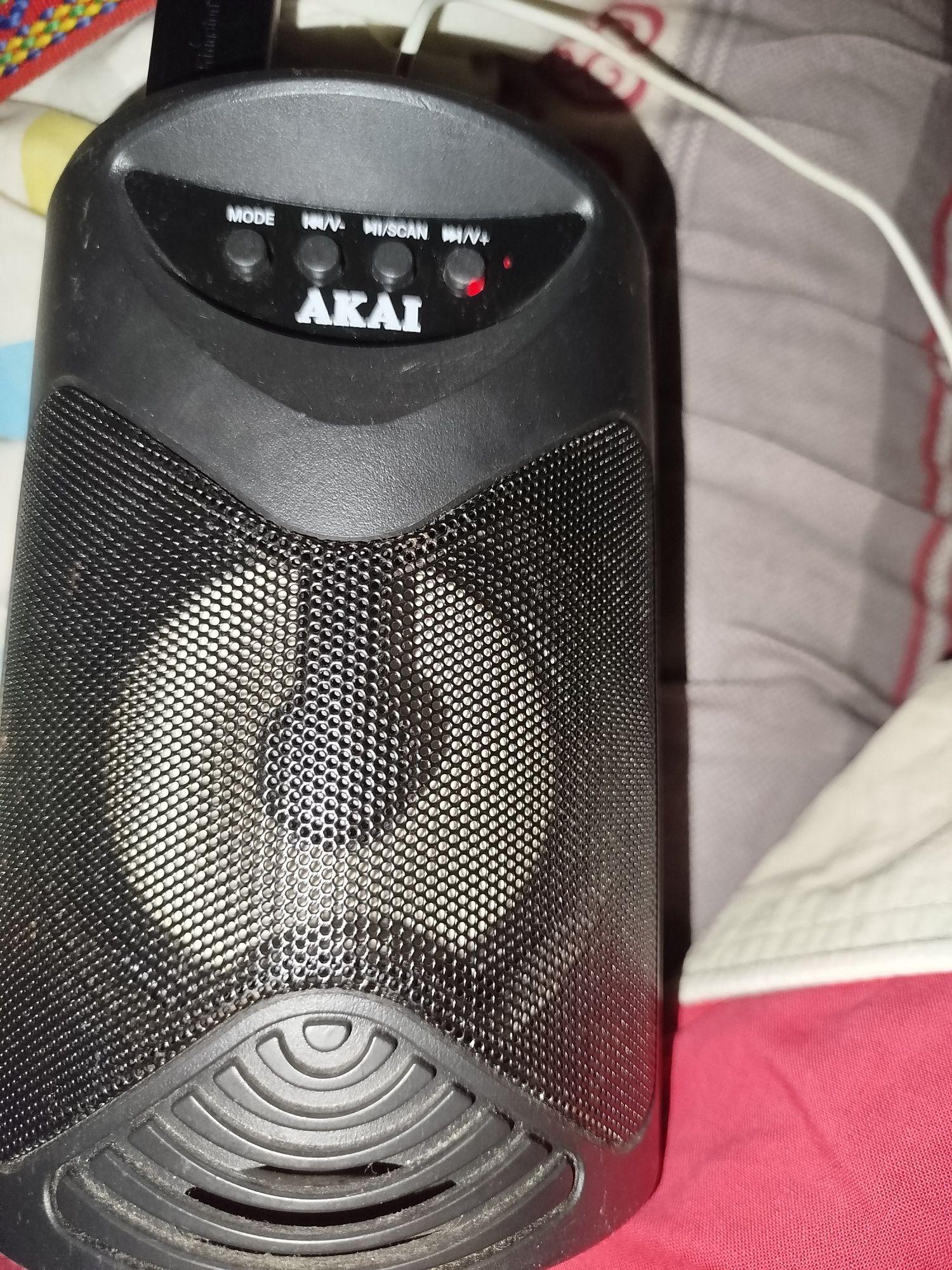 Boxa Akai Bt , 5w, stare excelentă , estetic și funcțional, cu lumini