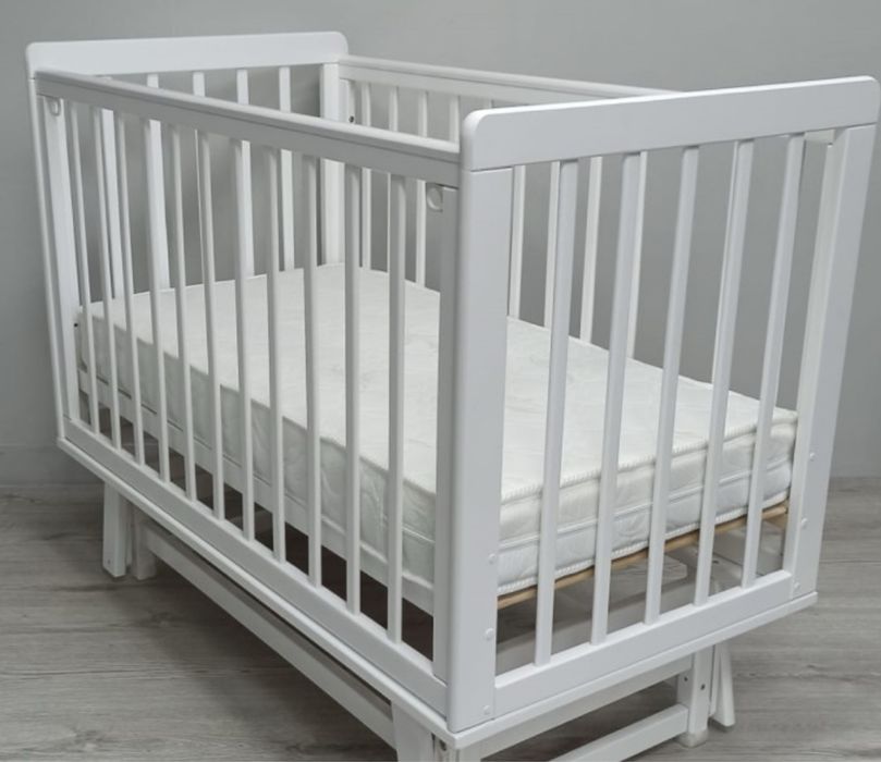 Детская кроватка белая , в хорошем состоянии