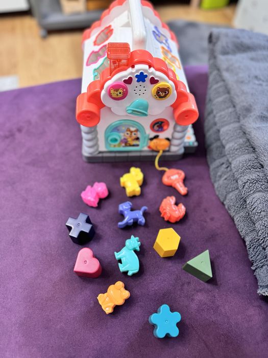 Jucarie interactiva Hola - Casuta cu forme, lumini si sunete