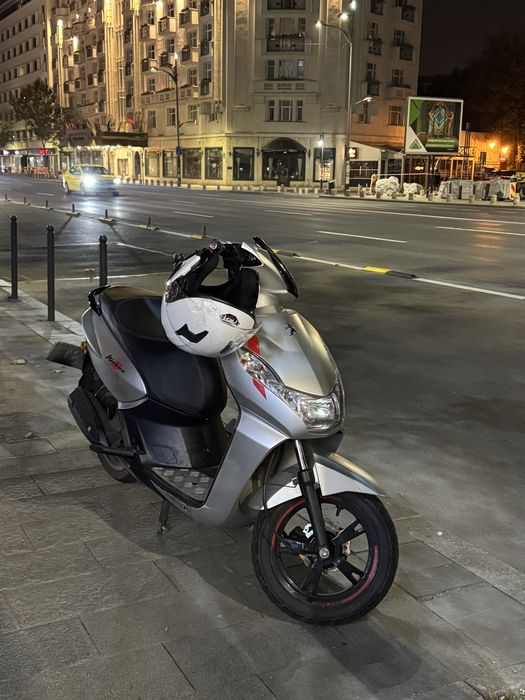 Vând scuter Peugeot Kisbee RS 50