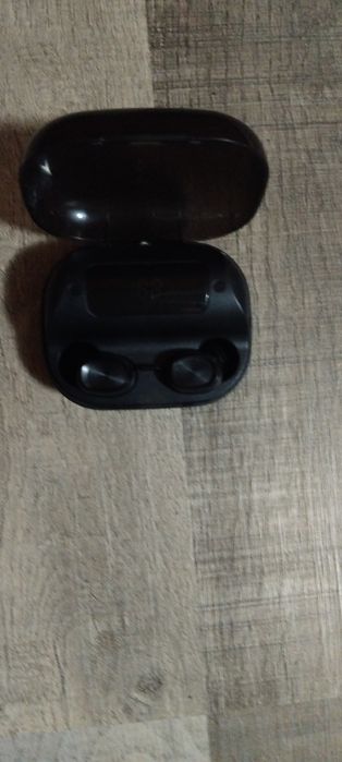 Vând căști wireless.