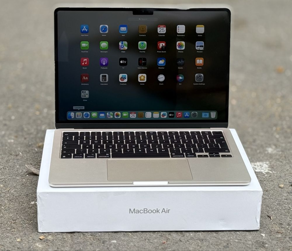 Лаптоп Apple MacBook Air 13", Чип Apple M3, 8GB, 256GB, Starlight