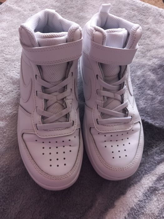 Vând ghete albe Nike