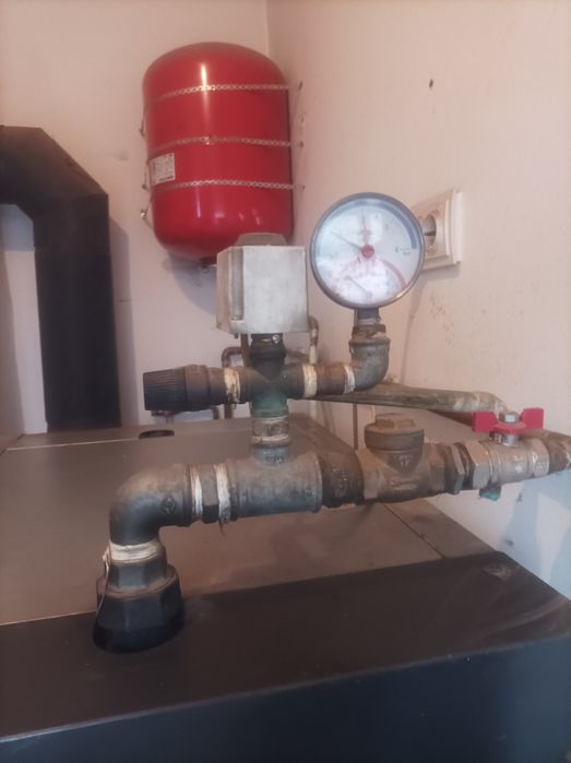 Vând centrală pe lemne