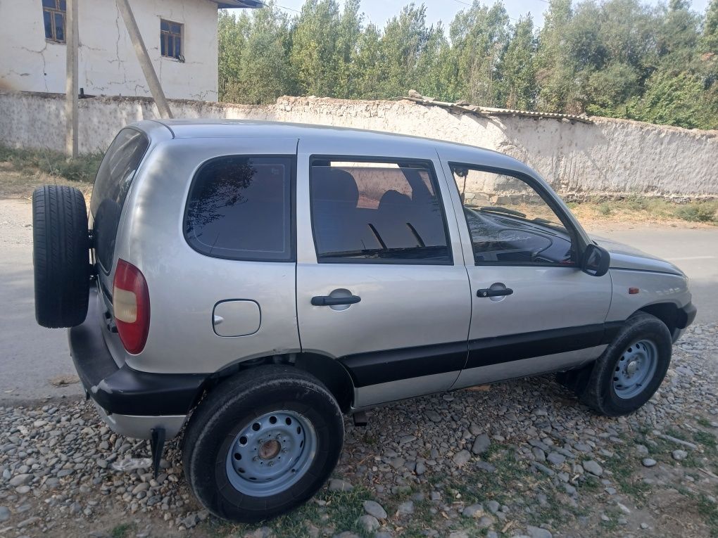 Shebralet niva idiyalni holatda 4x4 soz holatda hamma joyi ishlaydi