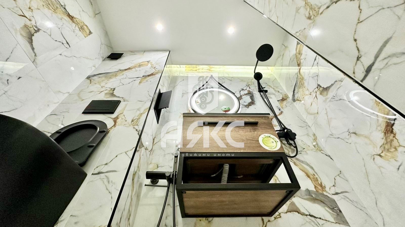 Продаваме двустаен апартамент в кв. Надежда 4