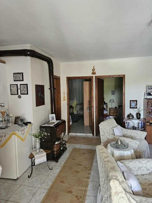 Самотоятелна къща в голям парцел