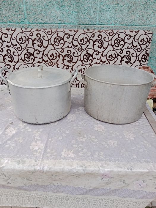 Продам кастрюли за 12 обе