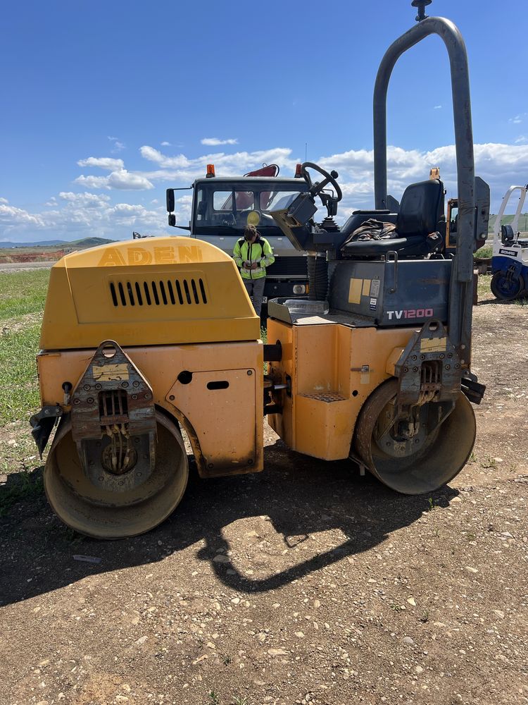 Vand sau inchiriez cilindru compactor