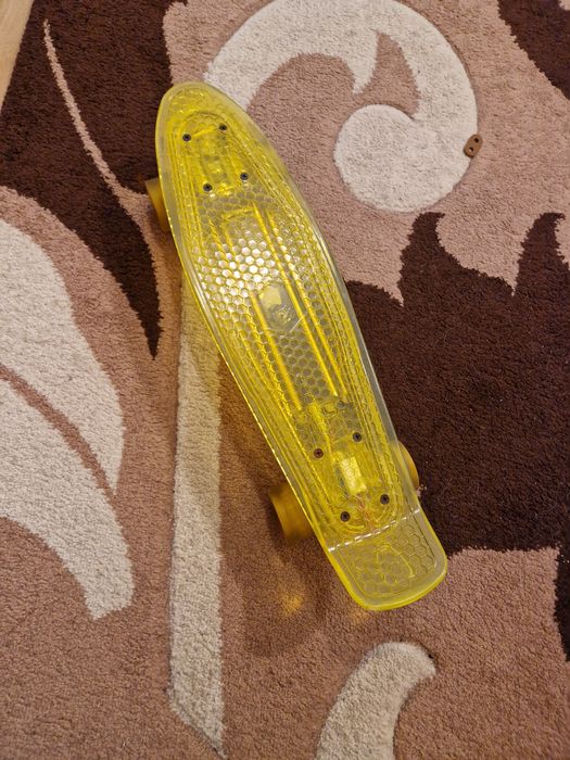 Skateboard galben cu lumini