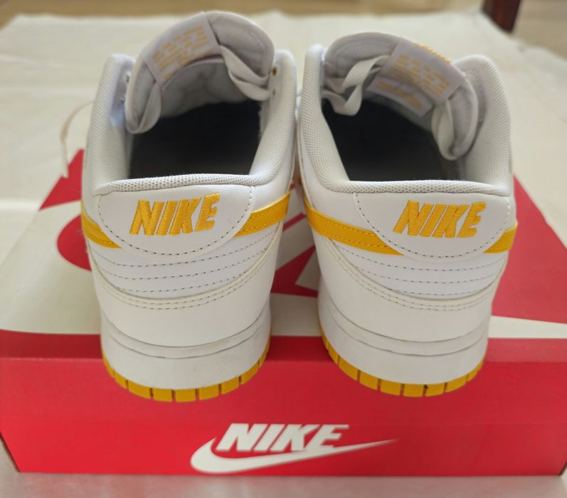 Nike dunk low university gold