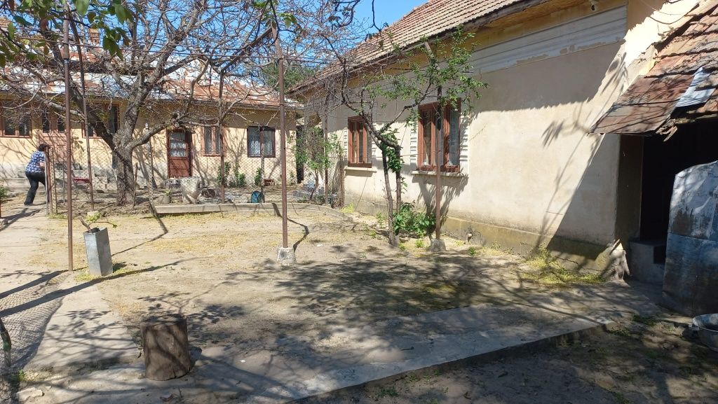 Vand casă, cu teren intravilan , anexe, garaj, pivniță