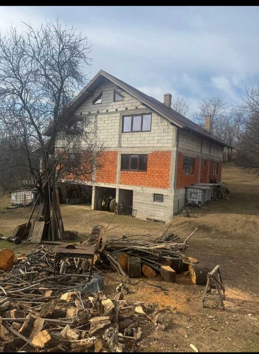 Vila cu 4 camere,plus mansarda 80 mp,pretabila pensiune