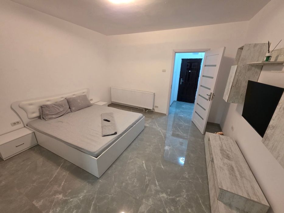 Închiriez garsoniere si apartamente regim hotelier si la luna