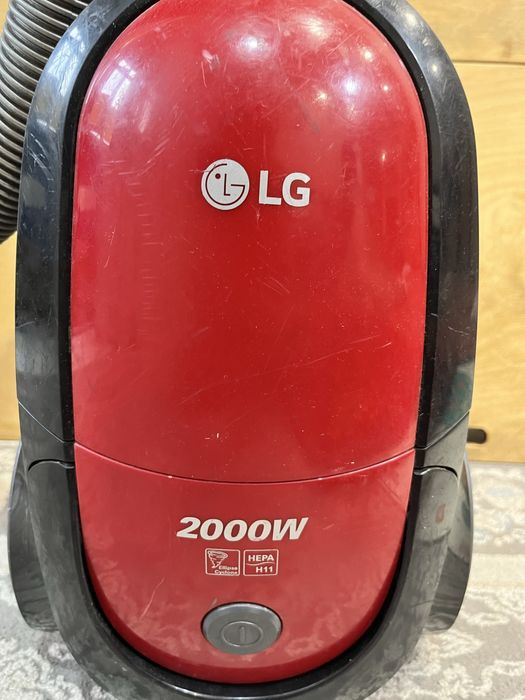 Продается пылесос 2000W LG цвет красный есть насадки все работает дааа