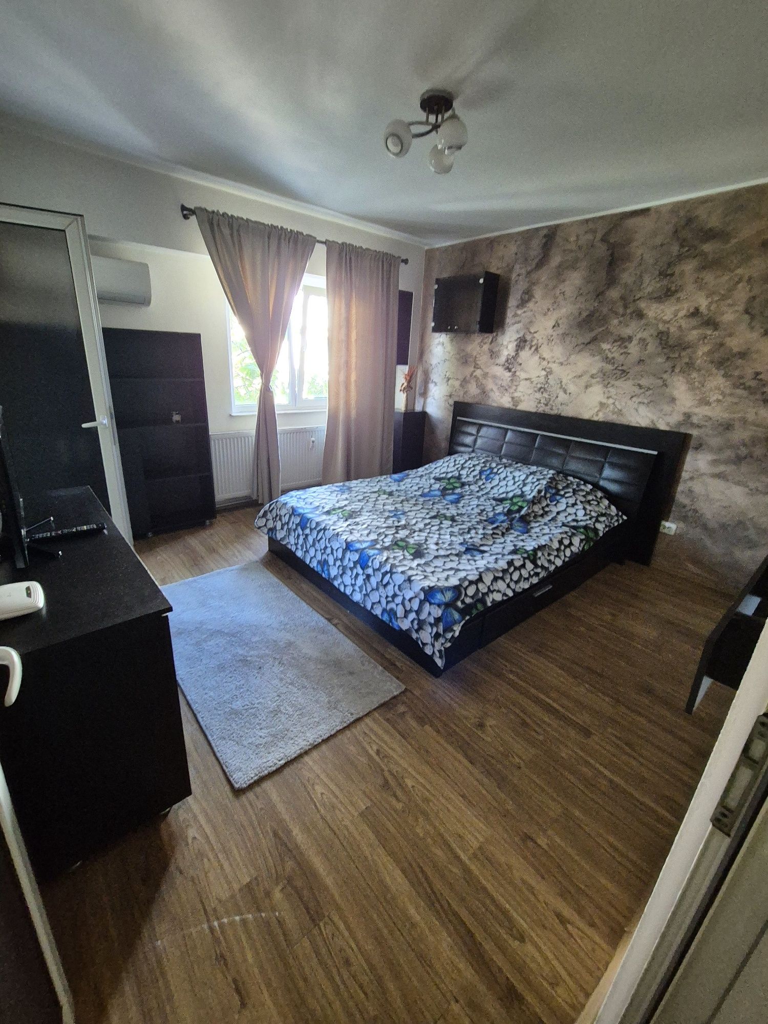 Inchiriez apartament in regim hotelier