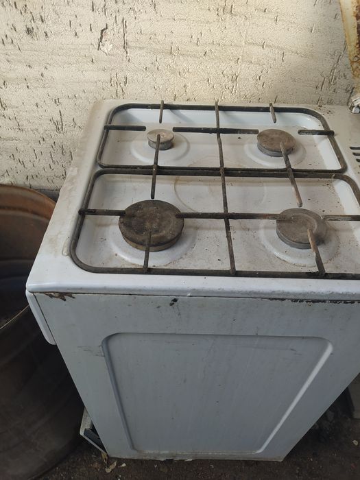Продам газ плиту бу