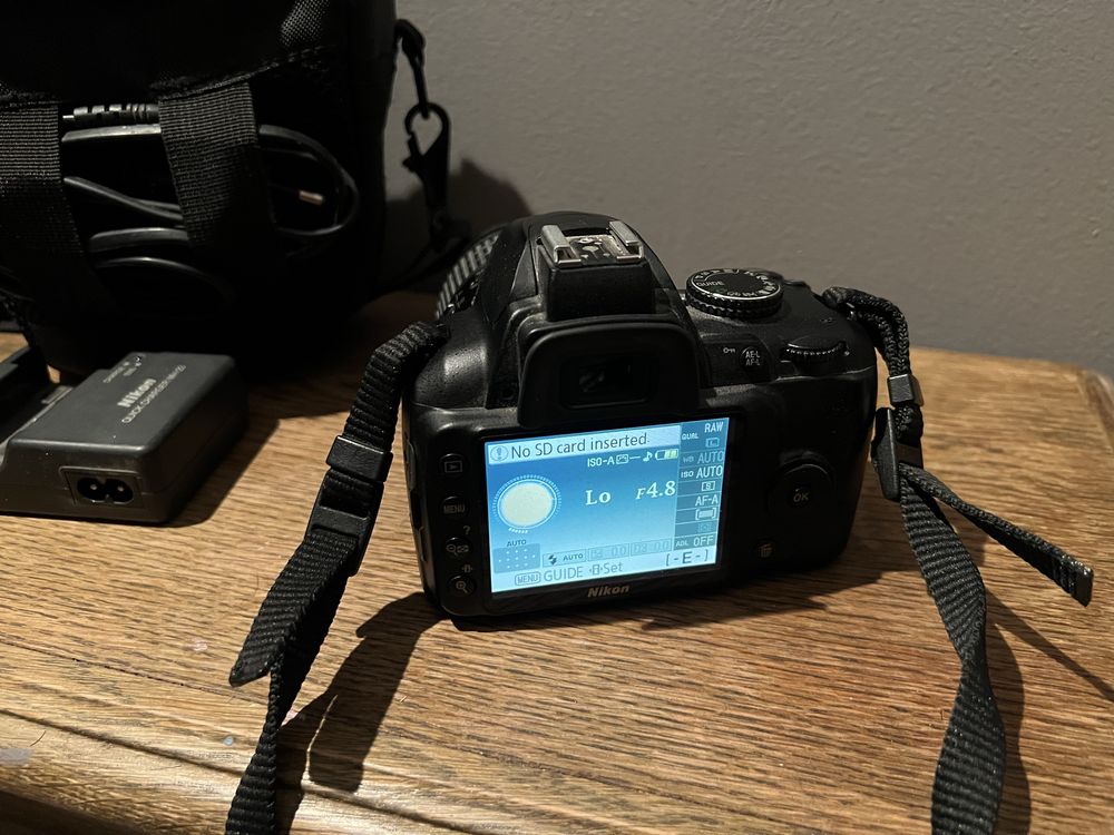 Nikon D3000, идва с чантичка и зарядно