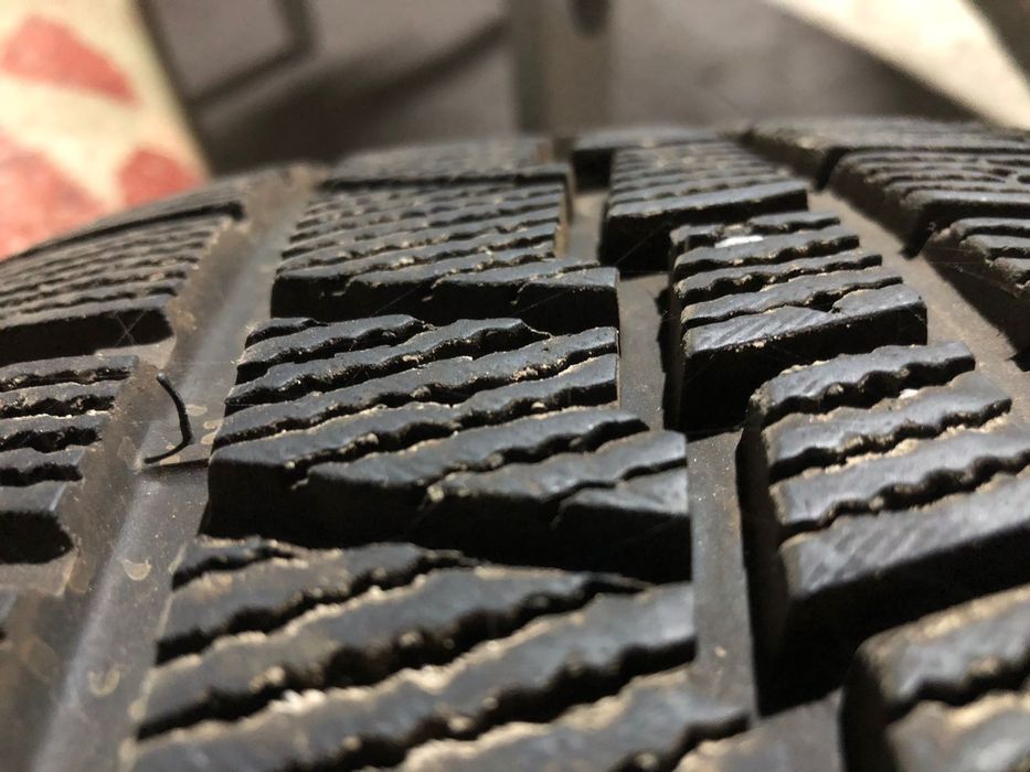 Зимние Шины 225.40.R18 почти новые сезон  не проехал даже. 90000 тг