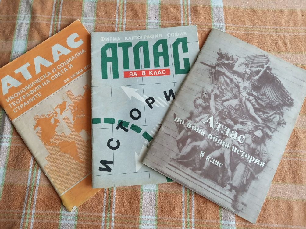 глобус и кубче на Рубик и несесер