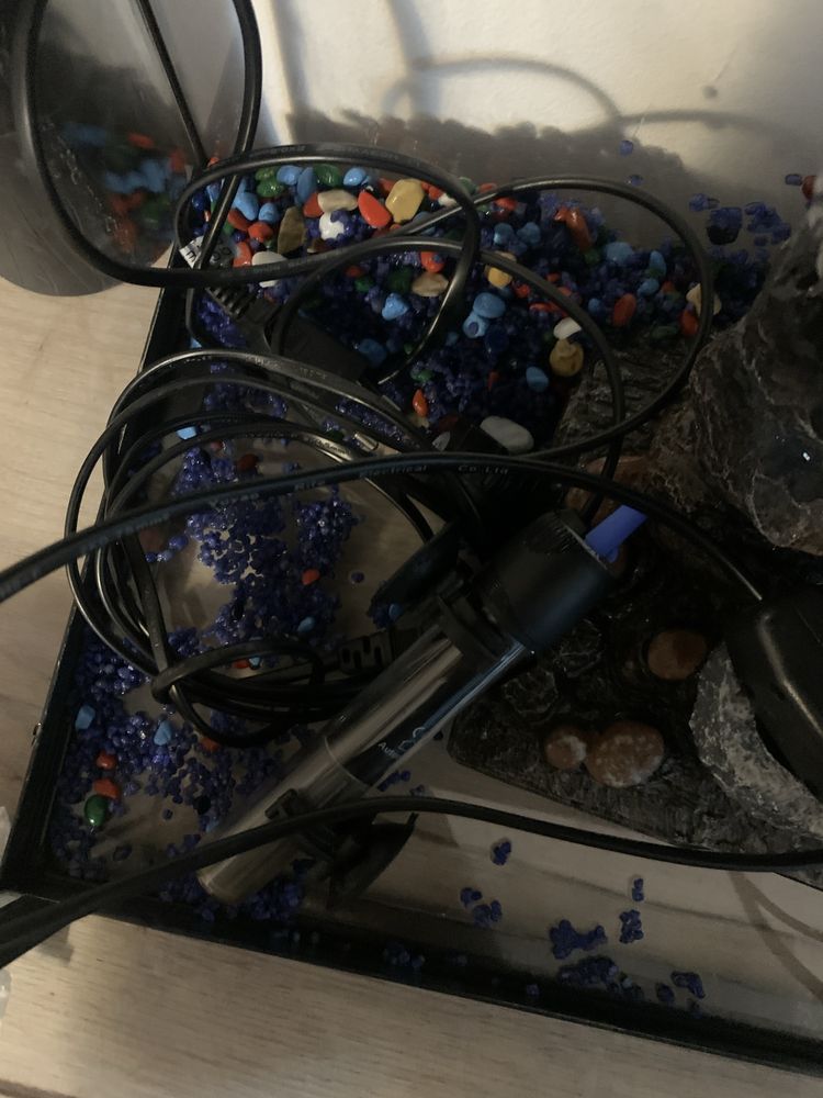 Acvariu 20 l luminat,incalzitor,filtru  si inca o pompita
