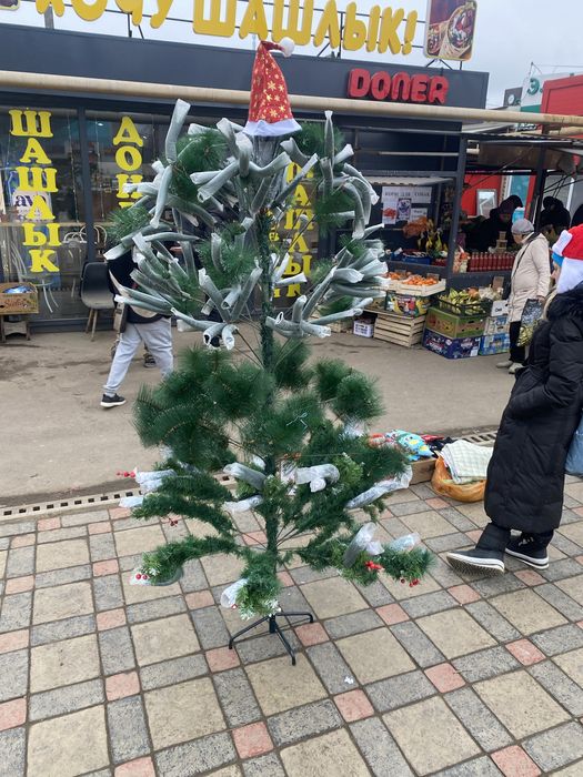 Распродажа новогодних елок