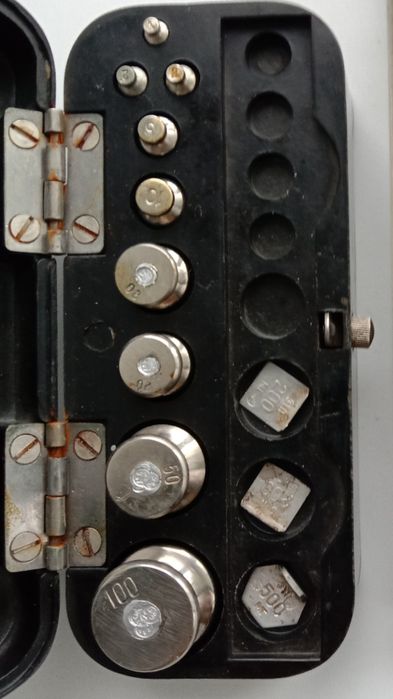 Комплект разновесок.